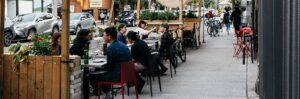 Εφαρμογή για να εντοπίζουν και να καταγγέλουν οι πολίτες τα παράνομα τραπεζοκαθίσματα εστιατορίων και cafe
