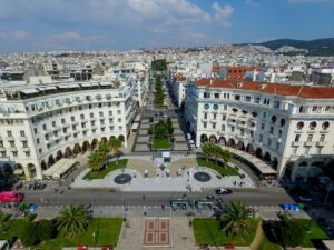 Φρούτα και αγροτικά οχήματα θα “εμφανιστούν” απόψε στον ουρανό της Θεσσαλονίκης