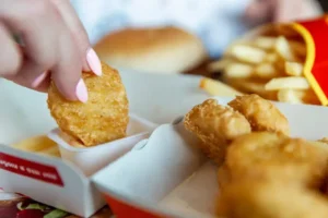 Για πρώτη φορά: Πρόστιμο σε McDonald’s στη Θεσσαλονίκη για παραπλάνηση τιμής με την εφαρμογή Mobile Order&Pay