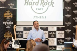 Με ελληνική συνταγή για burger συμμετέχει το Hard Rock Cafe Athens στo World Tour Burger