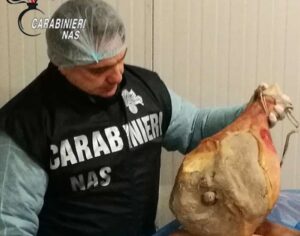 Κατάσχεση 6 τόνων αλλαντικών στην Ιταλία – Σοβαρές παραβάσεις στην αποθήκευση και παραγωγή αποκάλυψαν οι έλεγχοι