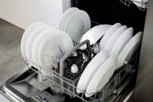 Μαχαιροπίρουνα στο πλυντήριο πιάτων: Ποια είναι τελικά η σωστή κατεύθυνση που πρέπει να μπαίνουν στη θήκη;