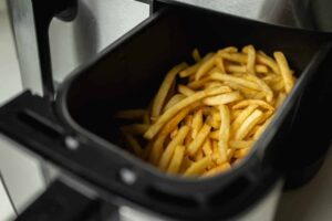 Το απόλυτο κόλπο για τραγανές πατάτες στο air fryer με μόλις τρία υλικά, από σεφ με αστέρι Michelin