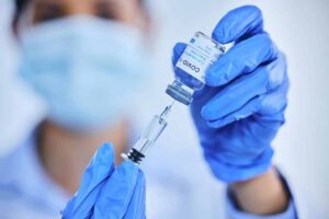 Εμβόλια COVID-19: Νέες προειδοποιήσεις από τον FDA για καρδιακούς κινδύνους από Pfizer και Moderna