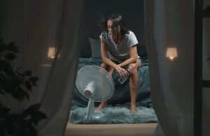 Ύπνος με ανεμιστήρα: Δροσιά ή παγίδα για την υγεία;