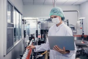 Εργαζόμενοι επιχείρησης τροφίμων χτύπησαν σοβαρά στο κεφάλι κρατική επιθεωρήτρια – Λειτουργούσαν χωρίς άδεια