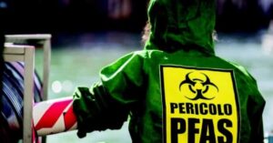 PFAS – Καταδίκη-ορόσημο κατά βιομηχανίας: 141 χρόνια κάθειρξης σε στελέχη και 58 εκατ. ευρώ σε αποζημιώσεις για τη ρύπανση