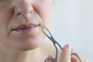 Τι σημαίνει όταν η ελιά μου βγάζει τρίχες; Πρέπει να ανησυχώ;