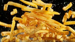 Έρευνα: Το 80% των καταναλωτών τρώει fast-food τουλάχιστον μία φορά το μήνα