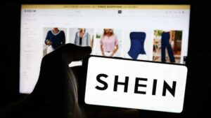 “Πόλεμος” εναντίον της Shein από ΕΕ και ΗΠΑ – Το 66% των προϊόντων της θεωρούνται επικίνδυνα