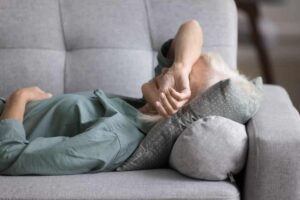 Νιώθετε συνεχώς κουρασμένοι; Ίσως φταίνε δύο βιταμίνες που δεν ξέρετε ότι σας λείπουν