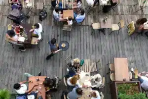 Δήμος Αθηναίων: Λουκέτο από αύριο σε 13 καταστήματα για αυθαίρετη χρήση κοινόχρηστου χώρου