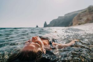 Μπάνιο στη θάλασσα με περίοδο: Τι λένε οι ειδικοί και τι πρέπει να προσέξετε