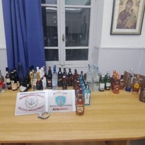 68 λαθραία μπουκάλια αλκοολούχων ποτών εντοπίστηκαν σε ΙΧ στο λιμάνι του Πειραιά – Δύο συλλήψεις
