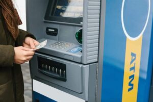 Ένας στους 4 Έλληνες κρύβουν έναν αποταμιευτικό λογαριασμό από τον σύντροφό τους σύμφωνα με έρευνα