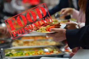 Υπάλληλος εστιατορίου έφτυνε και ουρούσε στα τρόφιμα πριν τα σερβίρει – Κατηγορείται για κακούργημα – Δεκάδες δηλητηριάσεις