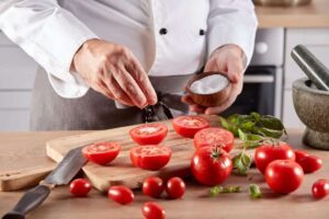 Γιατί ΔΕΝ πρέπει να βάζουμε αλάτι στη ντομάτα – Βοτανολόγος εξηγεί