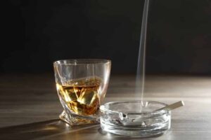 Η Ελλάδα κατέχει ένα από τα υψηλότερα ποσοστά καπνίσματος ενηλίκων στην ΕΕ – Σοβαρό πρόβλημα και η επιβλαβής κατανάλωση αλκοόλ