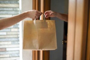 Σύλληψη οδηγού ντελίβερι που ψέκασε παραγγελία με σπρέι πιπεριού