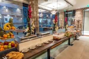 Πρωινό και γεύμα σε μπουφέ ξενοδοχείου: Πώς θα αποφύγετε τις τροφικές δηλητηριάσεις