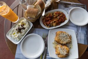 Από την Ιαπωνία μέχρι τη Μεσόγειο: Πώς τρώνε οι πιο υγιείς άνθρωποι του κόσμου;