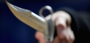 Δύο αδερφές κατηγορούνται για μαχαίρωμα και ρίψη καυτού λαδιού σε υπάλληλο εστιατορίου για λάθος παραγγελία