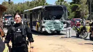 Σφοδρή σύγκρουση λεωφορείων στη Βούλα: 40 οι τραυματίες, 3 σοβαρά