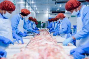 Μόλυνση σε εγκατάσταση επεξεργασίας κρέατος – Μαζικές ανακλήσεις αλλαντικών