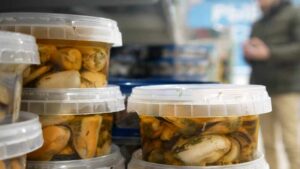 Τι κάνουν τα έως και 40(!) πρόσθετα στις έτοιμες σαλάτες θαλασσινών; Τι πρέπει να κοιτάμε στις ετικέτες