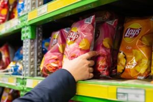 Τα μολυσμένα πατατάκια Lay’s πωλούνται σε 16 χώρες – Ευρωπαϊκός συναγερμός