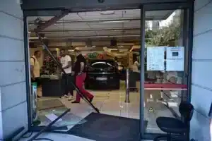 Αυτοκίνητο “εισέβαλε” σε σουπερμάρκετ Σκλαβενίτης στη Νίκαια – 3 τραυματίες – Η οδηγός μπέρδεψε το φρένο με το γκάζι