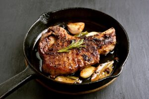 Chef αποκαλύπτει το μυστικό για ζουμερή μπριζόλα με τέλεια κρούστα (βίντεο)