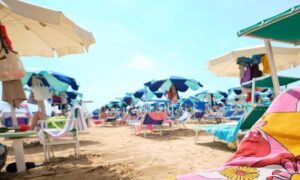 Ανάβυσσος: Είχαν άδεια μόνο για καντίνα και είχαν βάλει παράνομα τραπεζοκαθίσματα, ομπρέλες και ξαπλώστρες – Δύο συλλήψεις