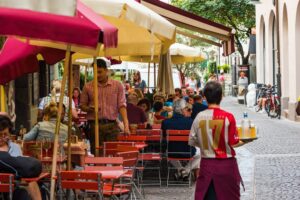 6 ενδείξεις ότι ετοιμάζεστε να φάτε σε… “τουριστοπαγίδα”!