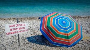 Σε ποιες περιοχές της Αττικής απαγορεύεται το κολύμπι