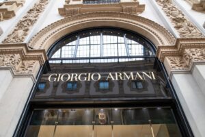 Armani: Πρόστιμο 3,5 εκατ. ευρώ από την Αρχή Ανταγωνισμού – «Ηθικοί στα λόγια, ανήθικοι στην πράξη!»