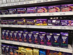 Κρυφή μείωση στα πακέτα της Cadbury – Οργή των καταναλωτών