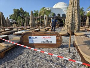 Ρόδος: Απίστευτο θράσος ιδιοκτητών beach bar στο λιμάνι: «Ξέχασαν» να κόψουν 62 αποδείξεις και να συνδέσουν POS με ταμειακή
