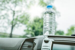 Πότε το εμφιαλωμένο νερό γίνεται επικίνδυνο – Η κρίσιμη πρακτική που μπορεί να προκαλέσει σοβαρό πρόβλημα υγείας