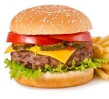 Πουλάνε burger και τηγανητό κοτόπουλο σε νοσοκομεία; Και όμως…
