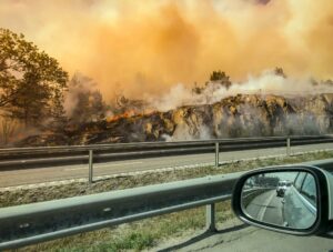 Σημαντικό: Τι πρέπει να κάνεις αν εγκλωβιστείς με το αυτοκίνητό σου σε πυρκαγιά