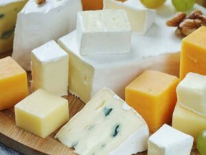 Θάνατοι από μολυσμένα τυριά – Η Foodwatch καταγγέλλει ατιμωρησία των εταιρειών και έλλειψη ελέγχων