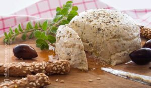 Πώς θα φτιάξετε σπιτική Vegan φέτα