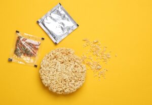 Στιγμιαία noodles: Τι πραγματικά «κρύβει» κάθε φακελάκι και πώς επηρεάζουν την υγεία μας;