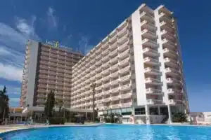 Δηλητηριασμένο ψάρι σε μπουφέ πίσω από 100 τροφικές δηλητηριάσεις – Χαοτική η εικόνα σε τετράστερο ξενοδοχείο