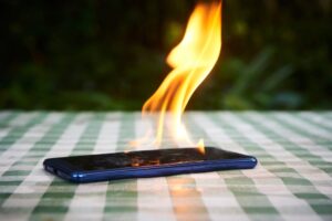 Σοβαροί τραυματισμοί και εγκαύματα από  δημοφιλές κινητό – Πώς προσπαθεί να λύσει το πρόβλημα ο κατασκευαστής διεθνώς