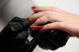 Τέλος στο τζελ νυχιών; Οι 20 νέες ουσίες που απαγορεύονται από 1η Σεπτεμβρίου στα καλλυντικά – Ξεκίνησαν ήδη οι ανακλήσεις  