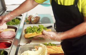 Δύο έφηβοι διασωληνωμένοι στη ΜΕΘ από μολυσμένο σάντουιτς που αγόρασαν από καντίνα