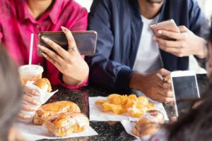 Πώς τα social media σε κάνουν να λιγουρεύεσαι… junk food!
