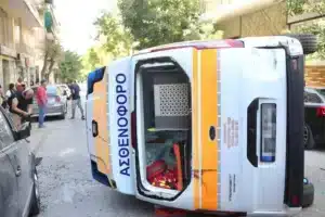 Ανετράπη ασθενοφόρο στο Γουδί – Σοβαρά τραυματίας ο ασθενής που μετέφερε (βίντεο και φωτογραφίες)